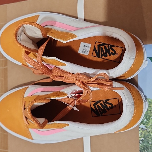 Vans - Picture 2 of 4